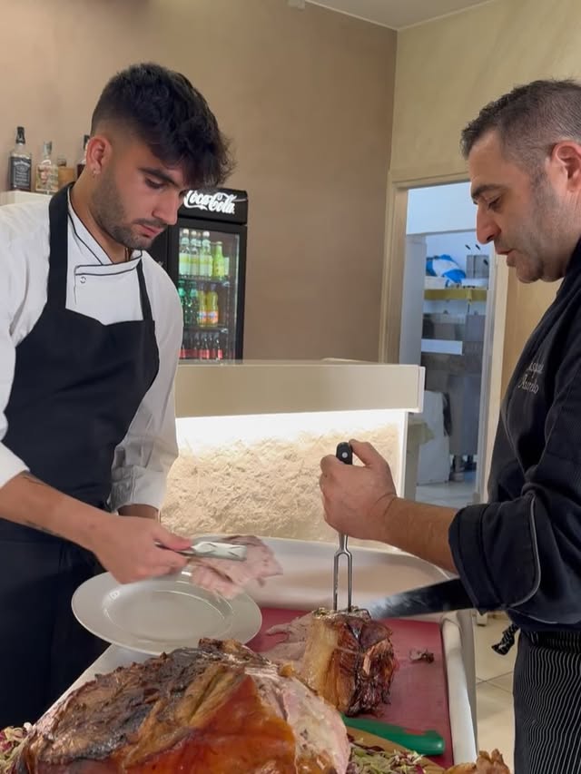 Padre e figlio in cucina