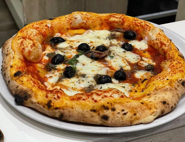 Pizza Margherita napoletana